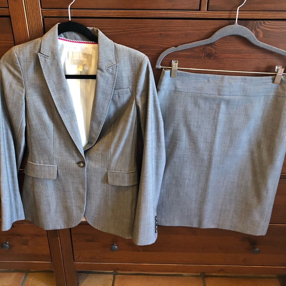 Banana Republic Suit (jacket size 2, skirt 6)